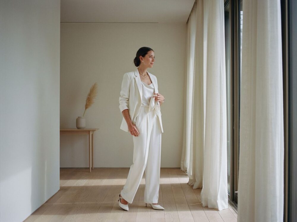 Total white look jak nosić i stylizować perfekcyjny biały outfit