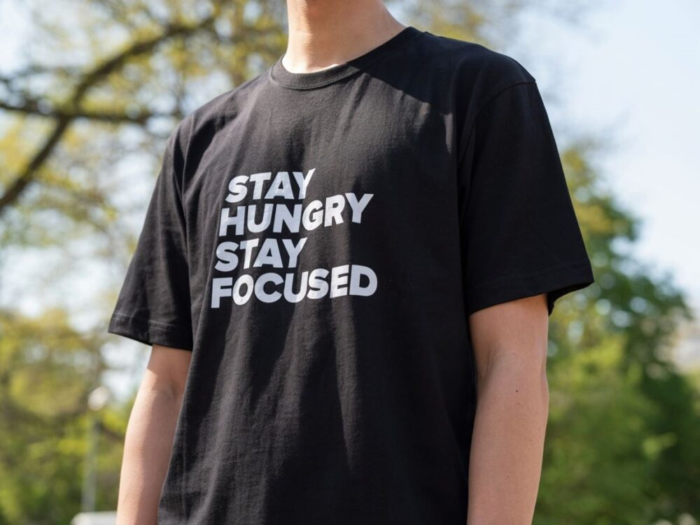 Jak wybrać idealny T-shirt z nadrukiem z cytatem motywacyjnym – poradnik i inspiracje
