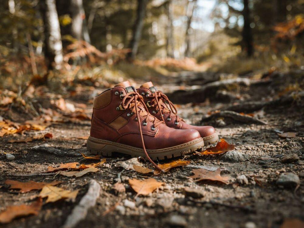 buty hikingowe na szlaku