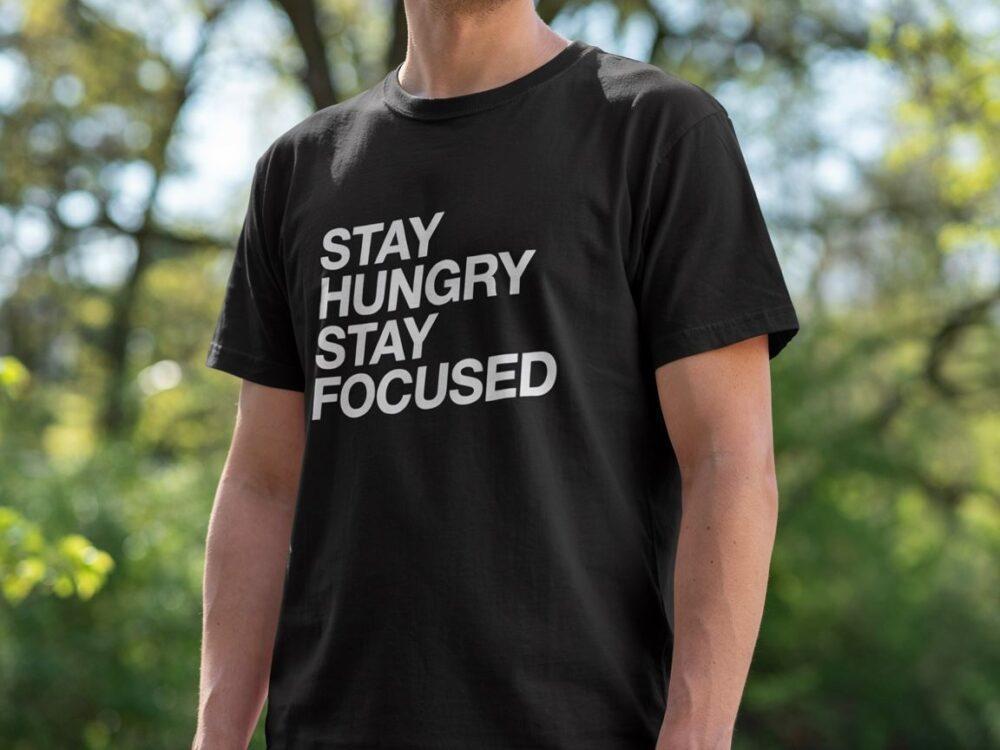 modny Tshirt z inspirującym tekstem