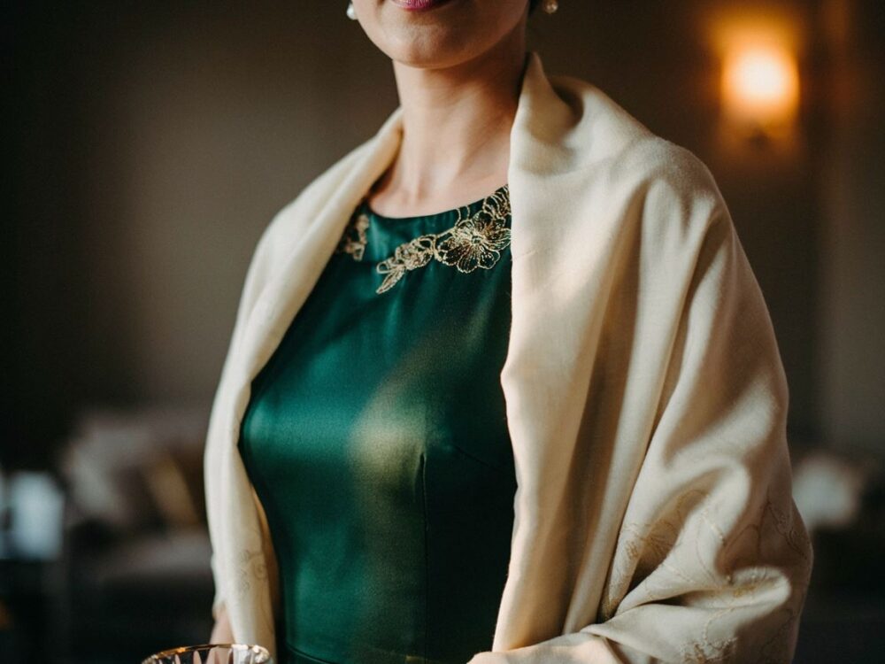 sylwetka kobiety w eleganckim szalu