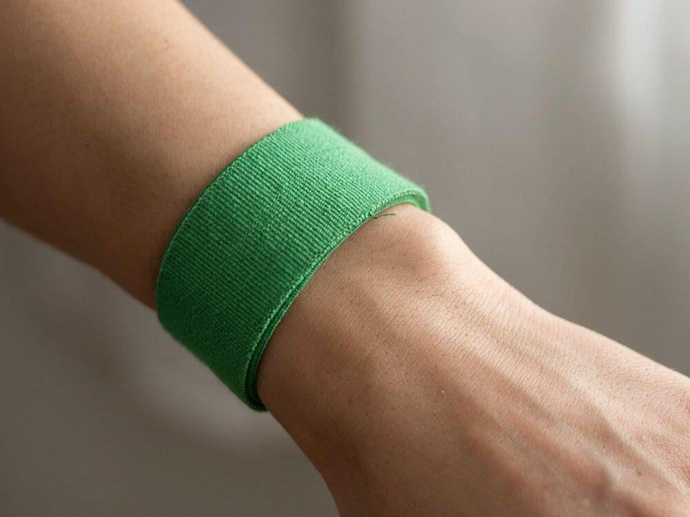 zielona opaska na nadgarstku